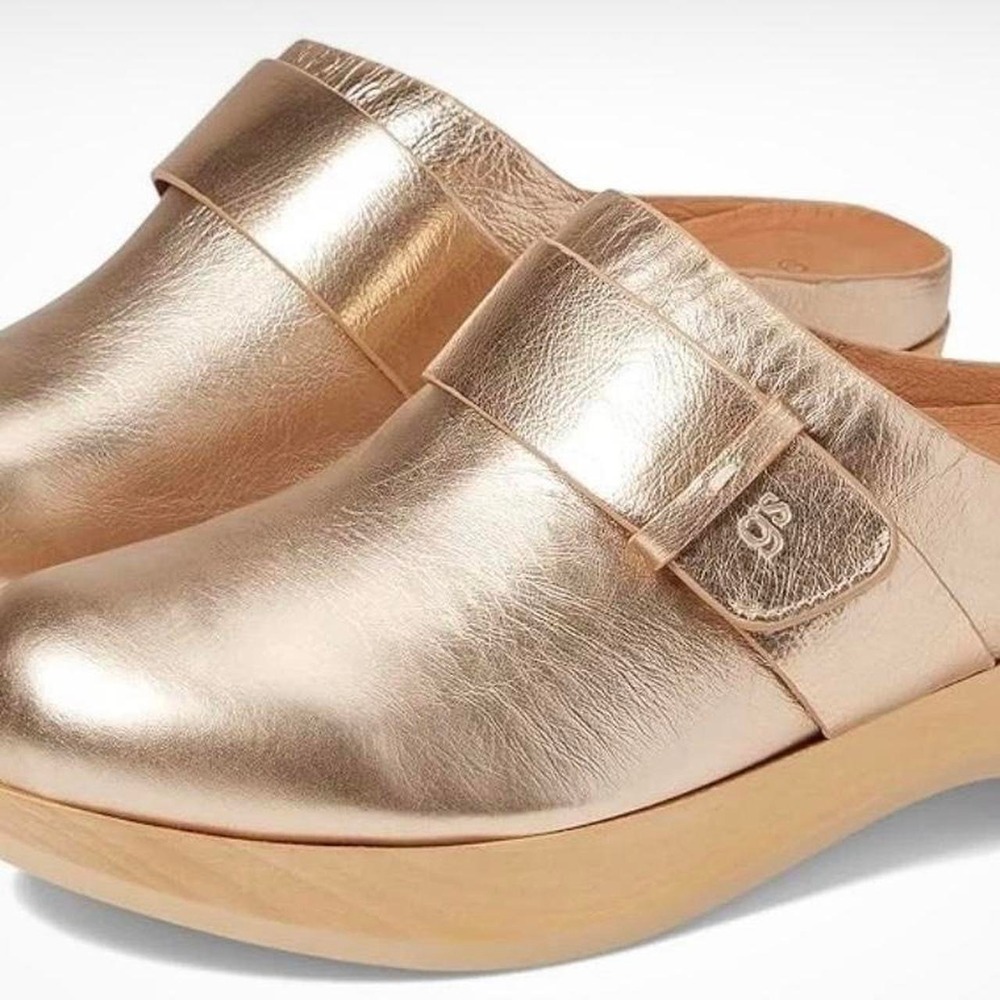 Gentle Souls Henley Clog in rose gold. Size US 8.5